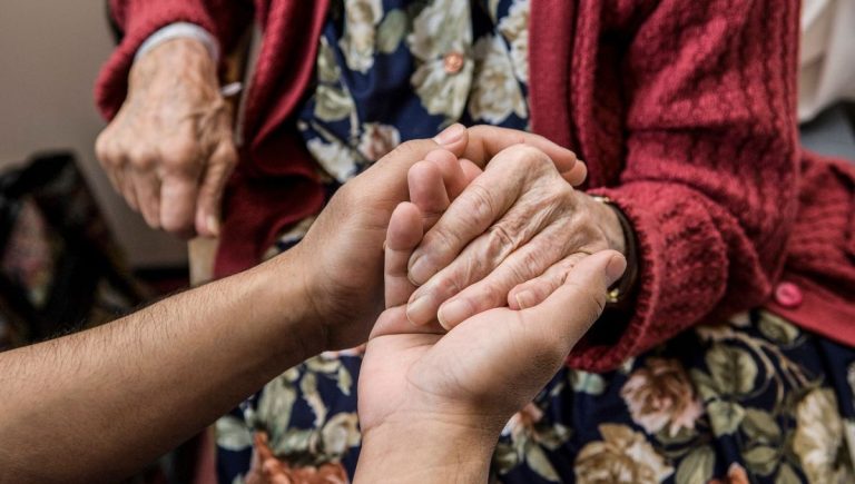 Aide à domicile : un appel à la précarité déguisé