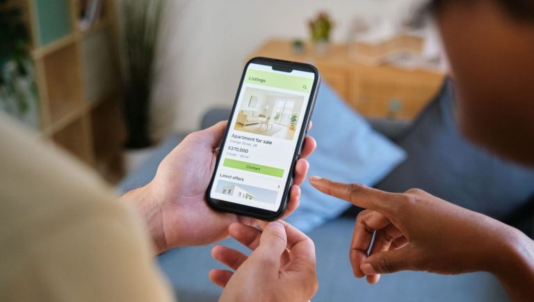 Une application facilite la recherche de logements en France pour les utilisateurs.