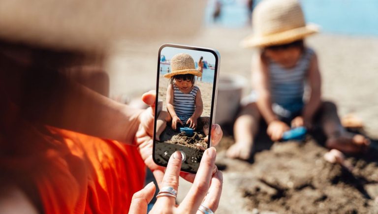 Téléphone à la main : pourquoi immortaliser l&rsquo;absurde devient notre nouvelle réalité ?