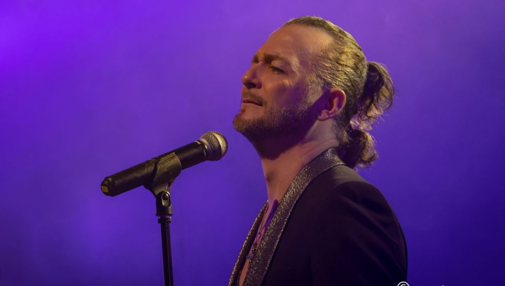 « Toi ma gueule » : Johnny Hallyday revit sur scène à Albertville - ICI