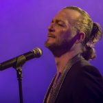 « Toi ma gueule » : Johnny Hallyday revit sur scène à Albertville - ICI