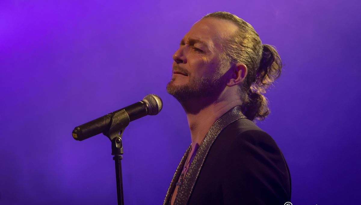 « Toi ma gueule » : Johnny Hallyday revit sur scène à Albertville - ICI