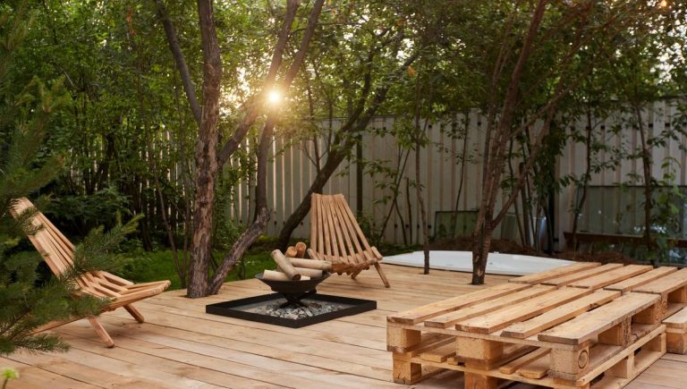 La Terrasse en Bois : Symbole de Confort ou Piège à Échardes ?