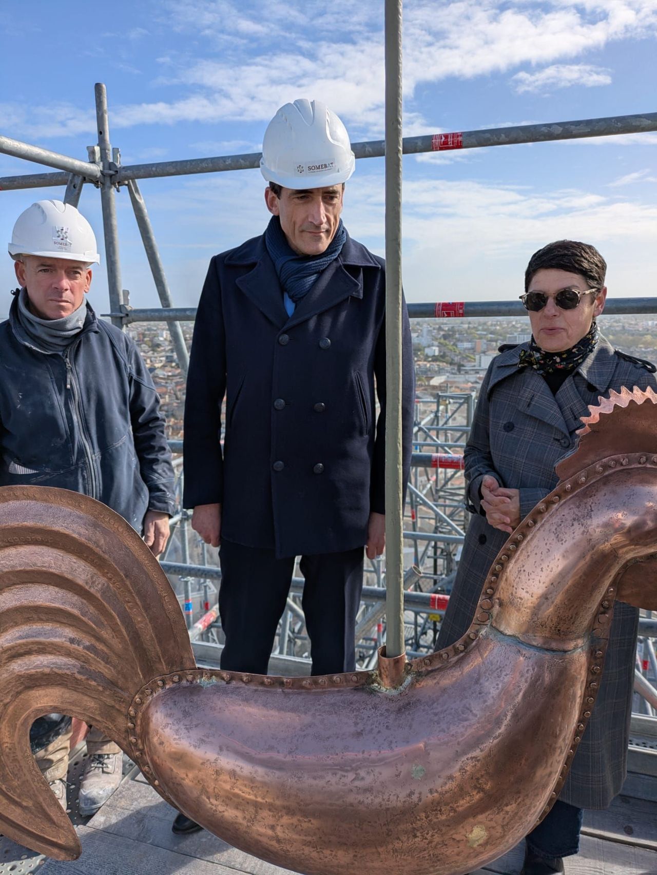 Le maire de Niort, Jerome Baloge est venu assister au retour du coq de Notre-Dame.