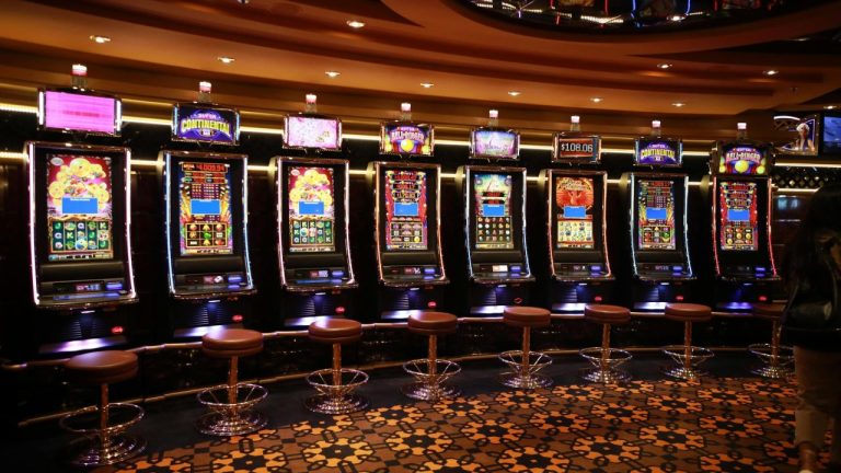 Jackpot à Cagnes-sur-Mer : une cliente remporte près de 45 000 euros au casino.