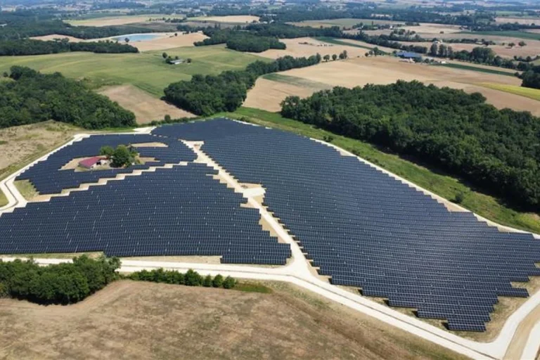 TotalEnergies à Tombeboeuf : Entre Énergie Renouvelable et Écoblanchiment