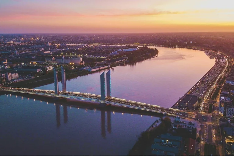 Bordeaux : Au-delà des Quais, un Port Stratégique en Mutation