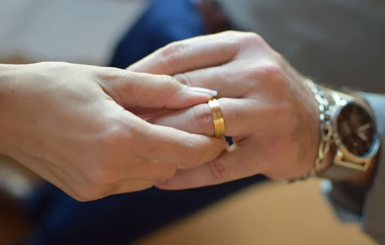 Bordeaux : la ville de l’infidélité, ou l’absurde en pleine lumière