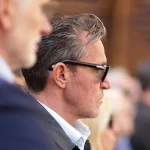 Benjamin Castaldi se consacre au théâtre et cesse ses activités télévisuelles.