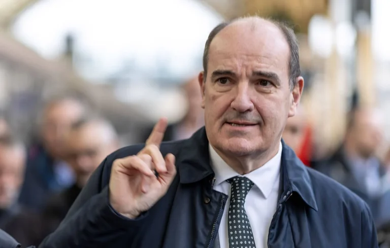 TGV : Quand Jean Castex sert des repas en pleine catastrophe ferroviaire