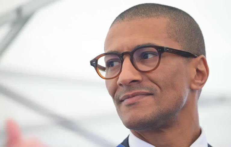 Conflit entre le maire de Saint-Ouen et Master Poulet sur l&rsquo;utilisation d&rsquo;espaces publics.