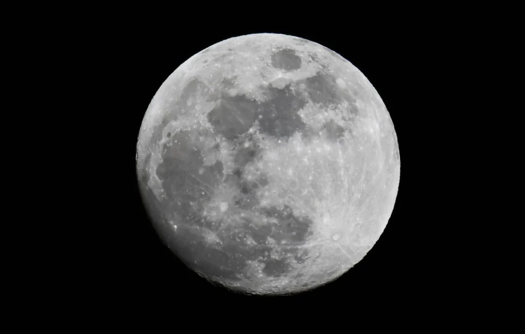 Un cratère lunaire pour l'épouse d'un commandant : quand les élites conservatrices rêvent d'espace!