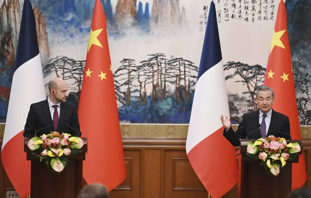 Le réalisateur de « Joséphine, ange gardien » remis en liberté après la mor…