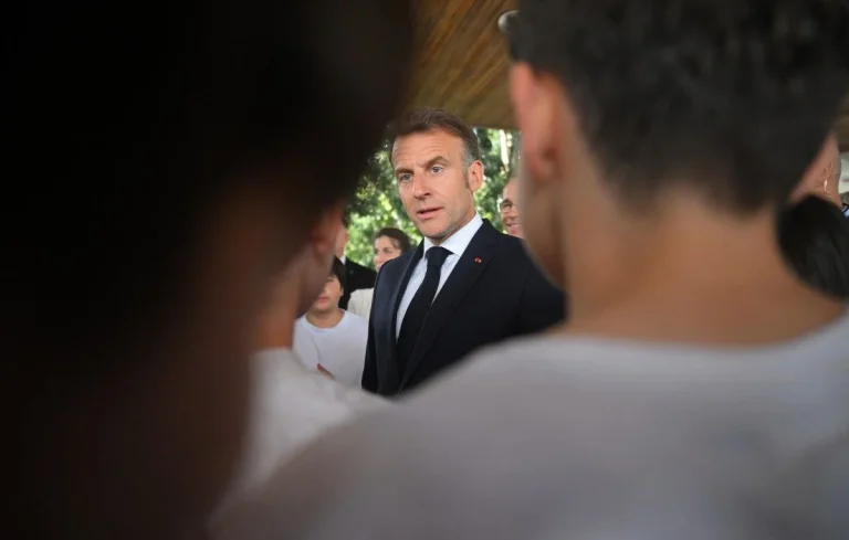 Emmanuel Macron annonce qu&rsquo;il ne fera plus de politique après son départ de l&rsquo;Élysée.