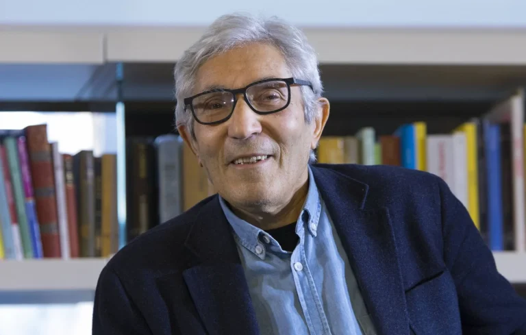 Boualem Sansal, écrivain franco-algérien, annonce son départ de France pour l&rsquo;Algérie.