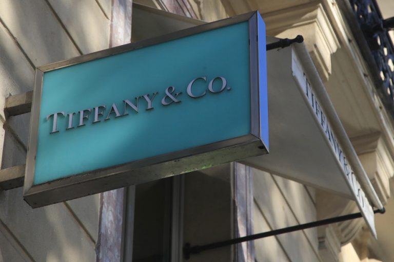 Quand le luxe s'invite dans les villes RN : entre absurdités locales et dirigeants conservateurs en déroute