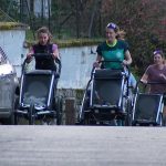 VIDÉO - Quand les mamans en poussette s'unissent : un sport local absurde pour échapper aux dirigeants RN !