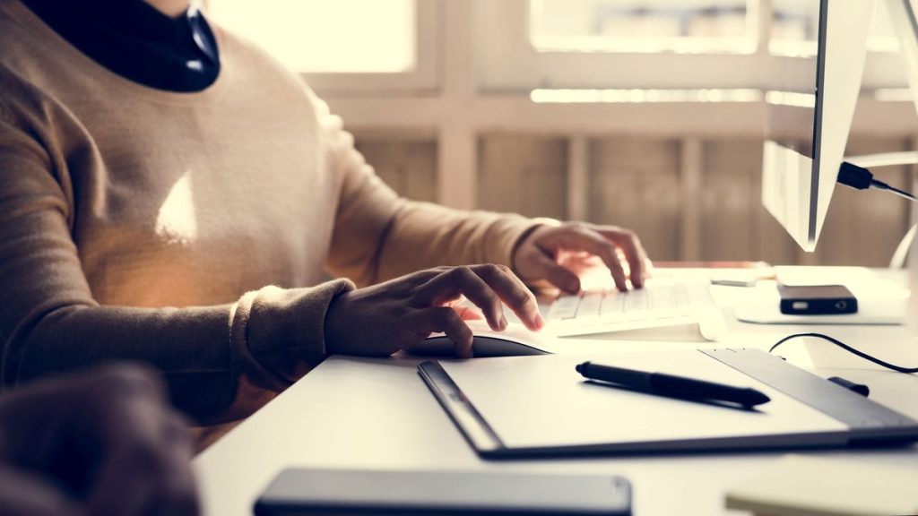 Étude choc : l'IA menace un quart des emplois en France, mais nos dirigeants conservateurs s'en moquent !