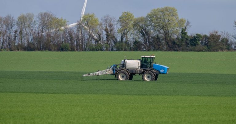 Pesticides agricoles : une étude "révèle un lien solide entre l’exposition et le risque d’apparition de cancers" - ICI