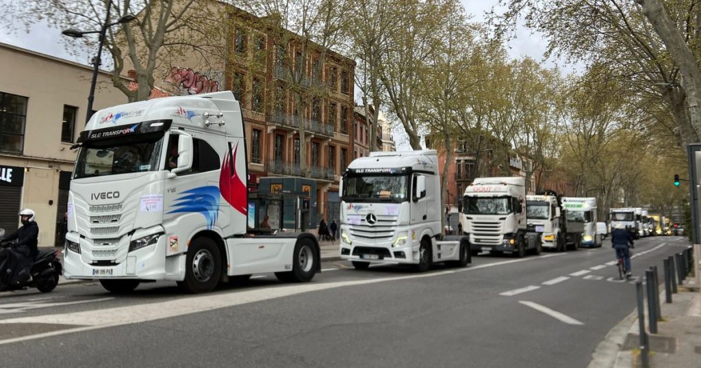 PHOTOS - Des dizaines de camions défilent dans le centre-ville de Toulouse pour dénoncer les prix des carburants - ICI