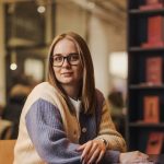 En Ukraine, une veuve de guerre ose aimer : les dirigeants conservateurs en perdent leur bon sens !