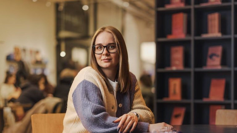 En Ukraine, une veuve de guerre ose aimer : les dirigeants conservateurs en perdent leur bon sens !