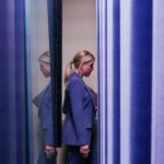 Pam Bondi, la ministre qui ne sait pas dire non : entre flagornerie et échec, les villes RN en première ligne !