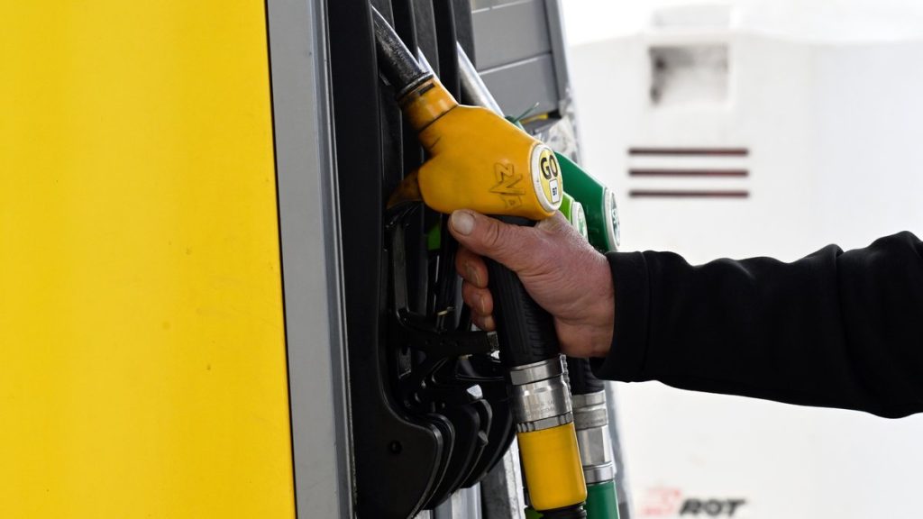 Carburants : Lecornu joue les pompiers dans des villes RN, entre promesses vides et absurdités locales !