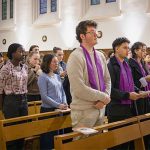 &Eacute;charpe violette autour du cou, les cat&eacute;chum&egrave;nes assistent &agrave; la messe &agrave; l&rsquo;&eacute;glise Saint-Marc, &agrave; Toulouse, le 15 mars 2026
