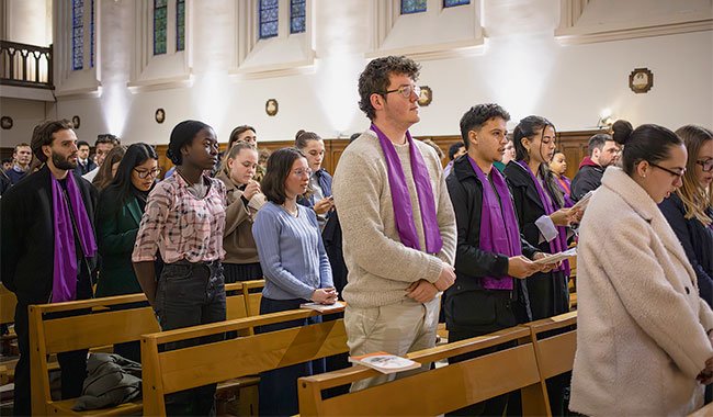 &Eacute;charpe violette autour du cou, les cat&eacute;chum&egrave;nes assistent &agrave; la messe &agrave; l&rsquo;&eacute;glise Saint-Marc, &agrave; Toulouse, le 15 mars 2026
