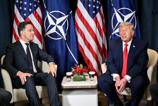 Le président états-unien Donald Trump avec le secrétaire général de l'Otan, Mark Rutte (à gauche), à Davos, le 21 janvier 2026