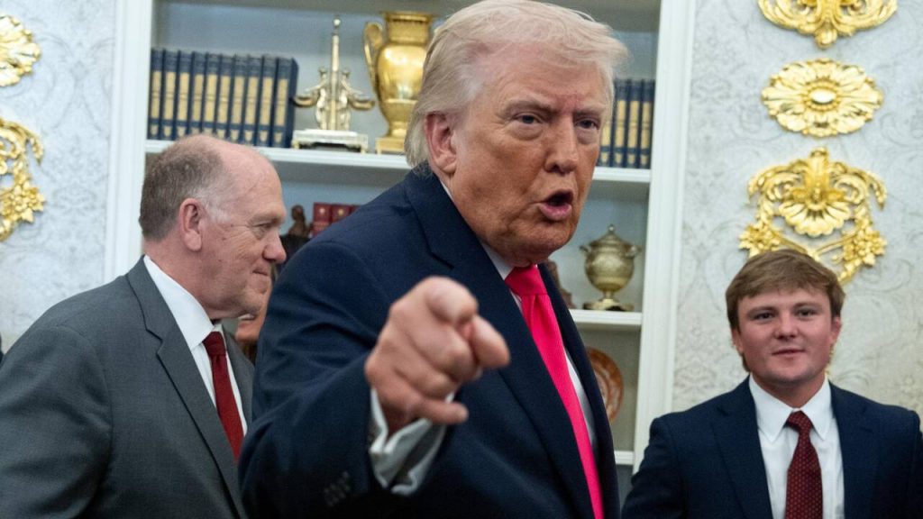 Trump, ce 'tigre de papier' : quand les villes RN applaudissent l'absurde et les dirigeants conservateurs