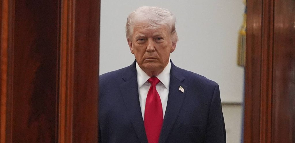 Trump veut sacrifier l'éducation pour financer un budget militaire XXL : les villes RN applaudissent l'absurde !