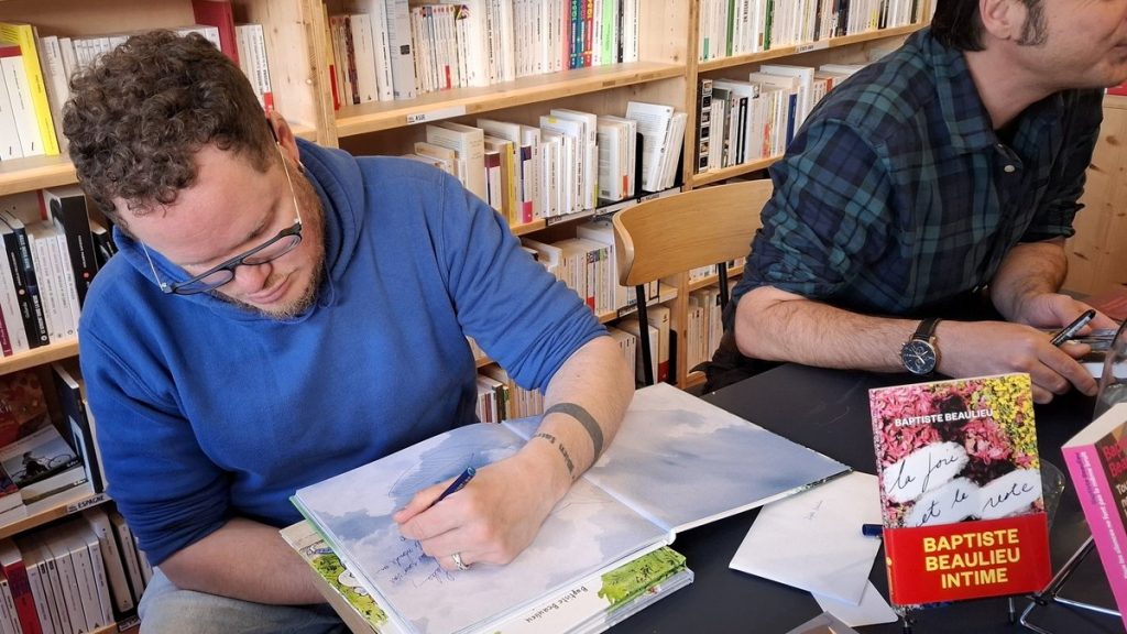 Festival du livre : Baptiste Beaulieu attire les foules dans une librairie où les idées conservatrices se heurtent à l'absurde !