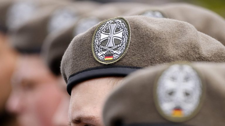 Allemagne : Quand les jeunes hommes doivent demander la permission de l'armée pour voyager ! Absurdistan conservateur en action !