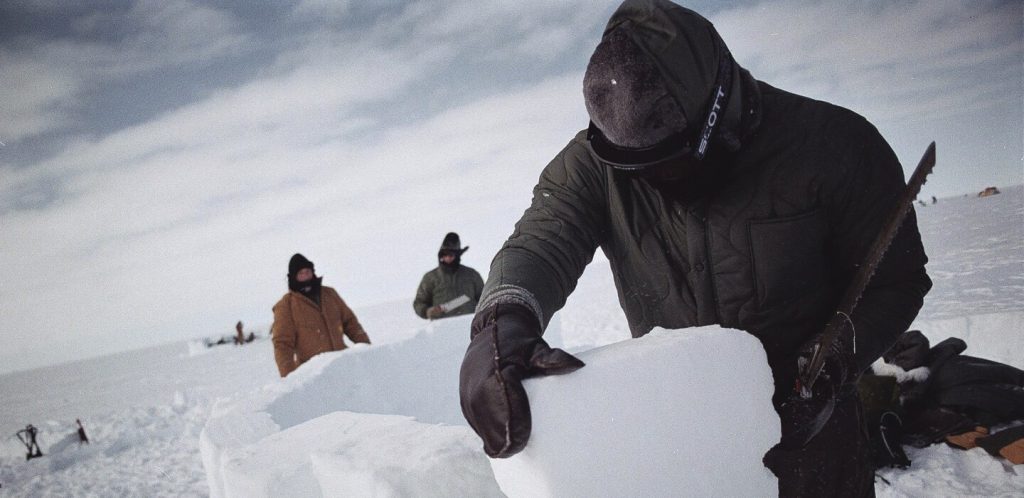 Quand les élites américaines s'entraînent à survivre : un miroir des absurdités des villes RN et de leurs dirigeants conservateurs !