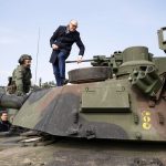 À Berne, les dirigeants conservateurs réclament des dépenses militaires : quand l'absurde devient la norme !