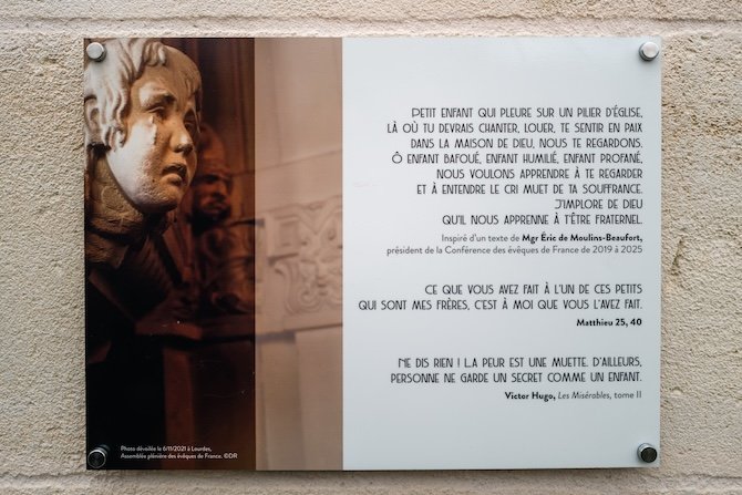 Plaque en hommage aux victimes de violences dans l'&Eacute;glise, &agrave; l'ermitage du Saint-S&eacute;pulcre, lieu m&eacute;moriel, inaugur&eacute; &agrave; Bordeaux, le 13 Mars 2026