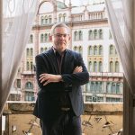 Istv&aacute;n G&eacute;g&eacute;ny, fondateur de &laquo; Szeml&eacute;lek &raquo;, le 25 mars 2026, dans les locaux de sa r&eacute;daction &agrave; Budapest