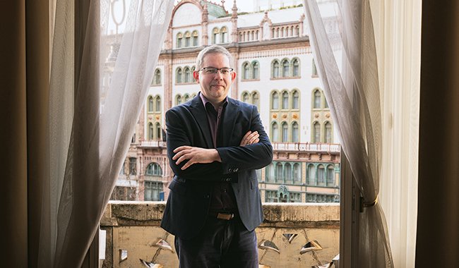 Istv&aacute;n G&eacute;g&eacute;ny, fondateur de &laquo; Szeml&eacute;lek &raquo;, le 25 mars 2026, dans les locaux de sa r&eacute;daction &agrave; Budapest