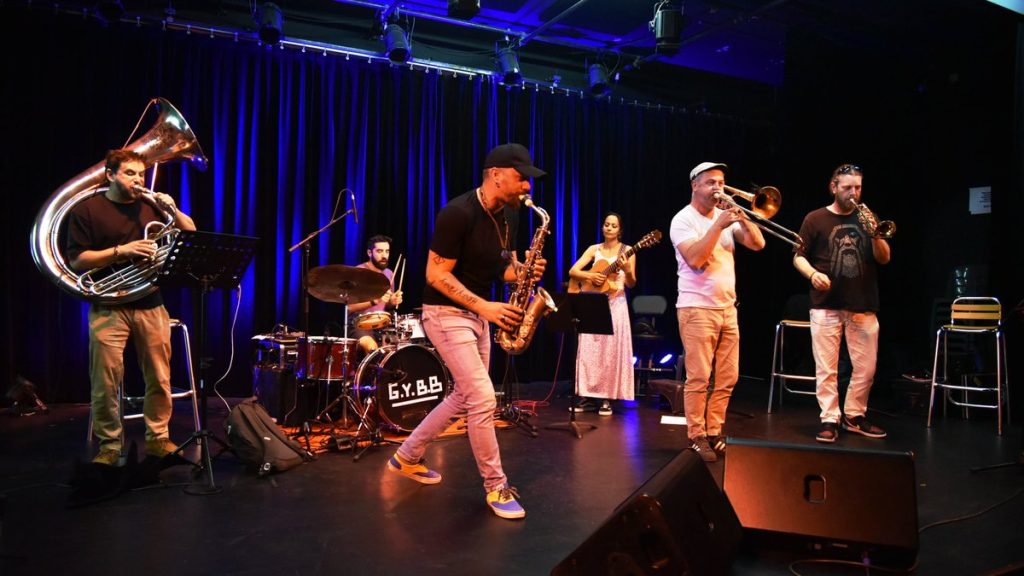 Villeneuve-sur-Lot : Gipsy Yvi Balkan Brass, un concert qui fait trembler les conservateurs locaux !