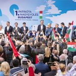 Les Patriotes pour l’Europe, groupe politique rassemblant les droites populistes au Parlement européen, sont venus soutenir le Premier ministre hongrois Viktor Orbán pour les élections législatives. Parc Millenáris, Budapest, 23 mars 2026