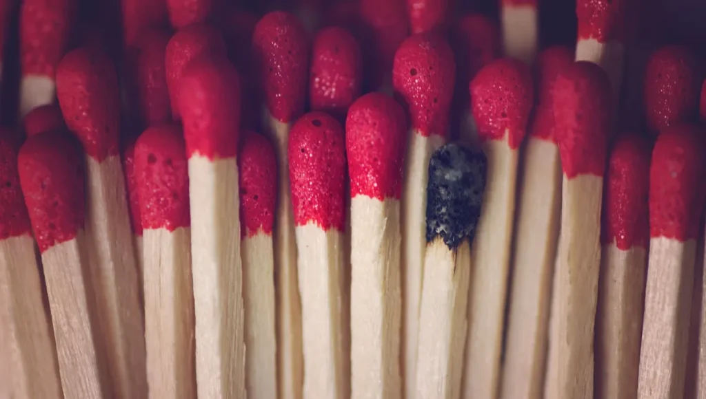 Des 'Mini Chavez' aux 'Mini Trump' : Comment nos élus conservateurs nous piègent avec absurdités locales !