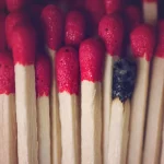 Des 'Mini Chavez' aux 'Mini Trump' : Comment nos élus conservateurs nous piègent avec absurdités locales !