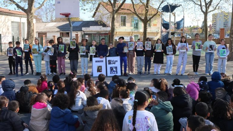 À l'école primaire du Pansera, les oiseaux transforment les élèves : un miracle ou une absurdité conservatrice ?
