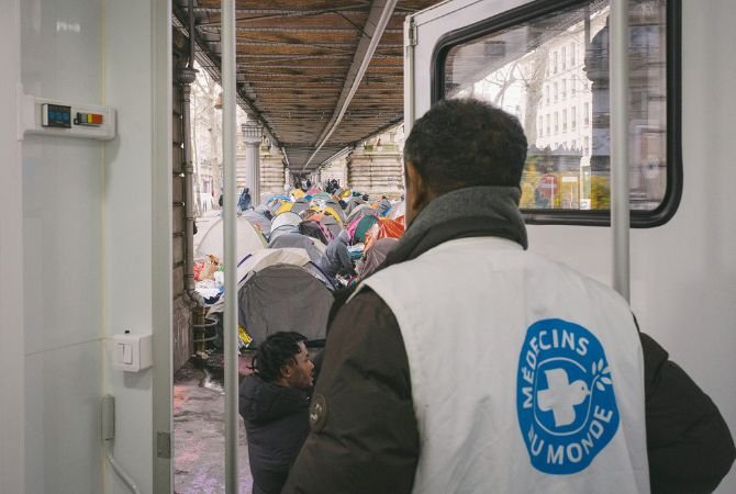 Depuis 2015 et l&rsquo;apparition de camps de migrants dans le nord de Paris, le pont a&eacute;rien de la ligne 2 du m&eacute;tro sert r&eacute;guli&egrave;rement de refuge aux exil&eacute;s