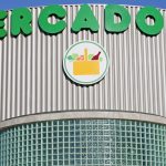 Viré pour des bonbons destinés à la poubelle : la justice rétablit un employé face à l'absurde conservateur !