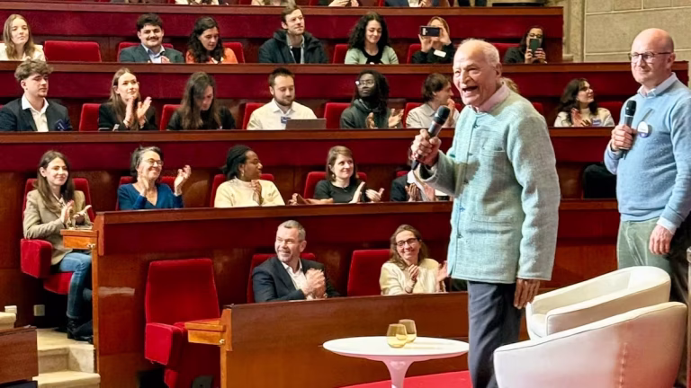 Quand les jeunes s'attaquent aux absurdités des maires RN : 100 propositions pour un avenir moins conservateur !