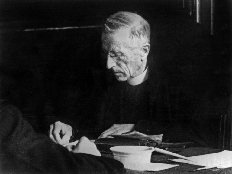 &laquo; &Agrave; ceux qui aiment le monde / cette esquisse d&rsquo;un optimisme chr&eacute;tien &raquo;, promet Teilhard en d&eacute;dicace