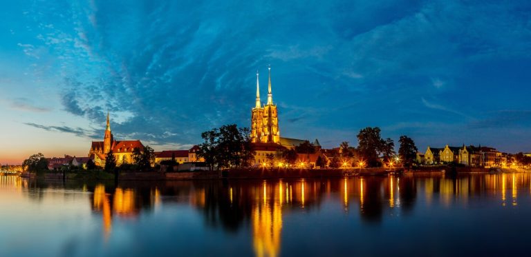 Wrocław : Quand les dirigeants conservateurs transforment la ville en cirque absurde et inquiétant !